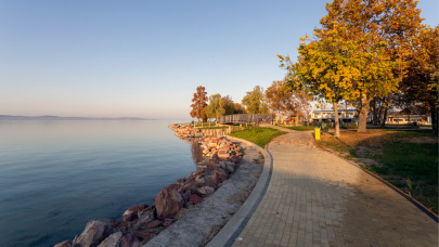 Befuccsolt a balatoni luxusterv: nem épülhet meg a gigantikus magánvilla, visszakaphatják a mesés partot a magyarok
