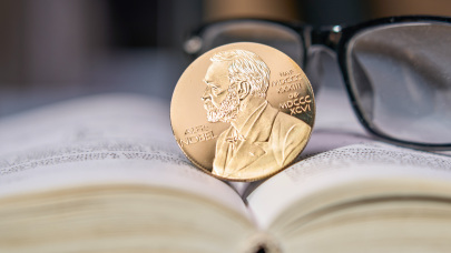 Megszületett a döntés: a háborús bűnösök üldözője kapta az idei Nobel-békedíjat