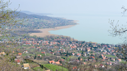 Kegyetlenül rosszul járt, aki a Balatonnál építkezne: teljes tilalmat rendeltek el a településen
