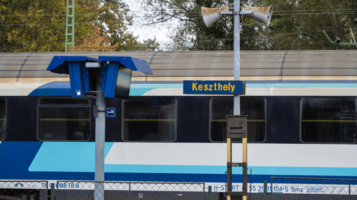 Megszólalt Vitézy Dávid a balatoni vasúti közlekedésről: így alakultak a késések a nyári szezonban