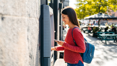Drága meglepetés érheti a külföldre utazó magyarokat: akár 15 ezer forint is leht egy ATM-használat