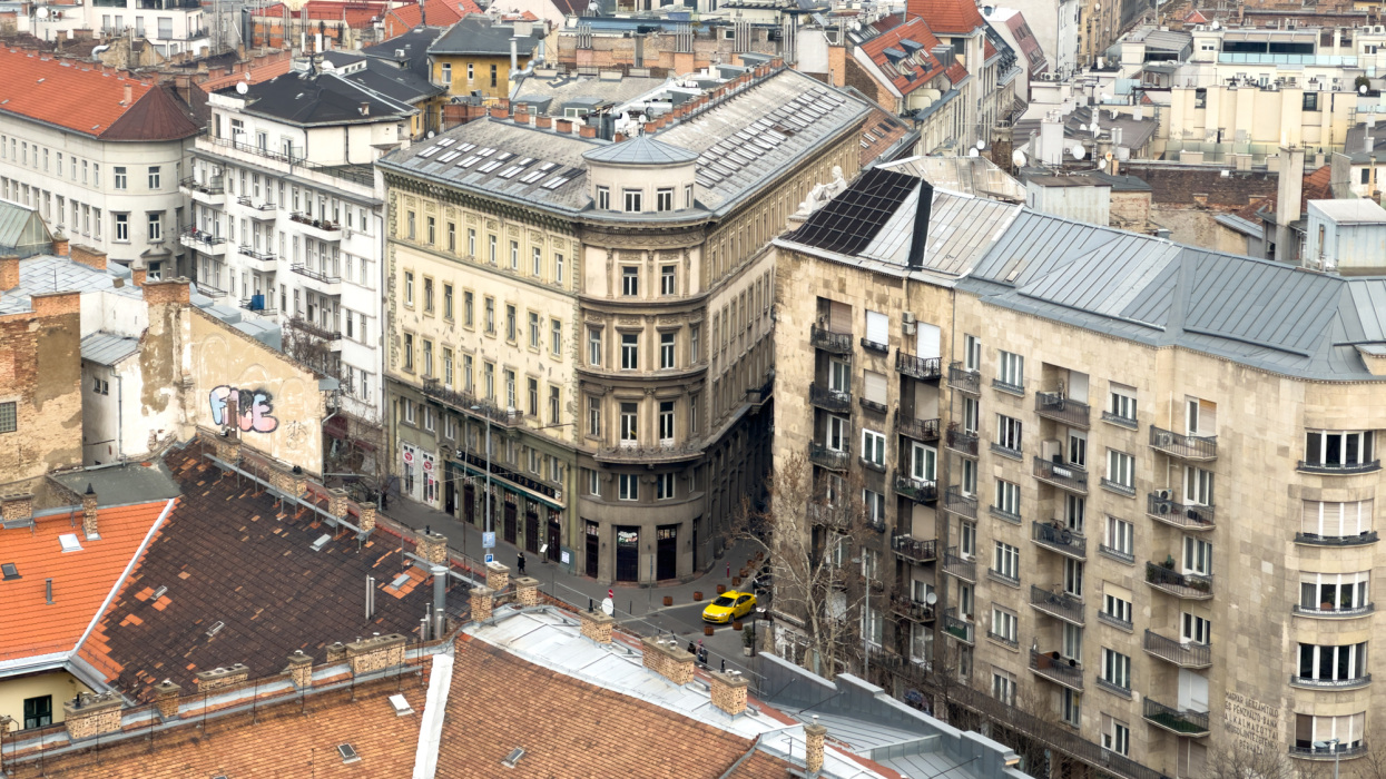Jön a várva várt fordulat a budapesti lakáspiacon: karnyújtásnyira az olcsó lakhatás, tömegek álma válik valóra