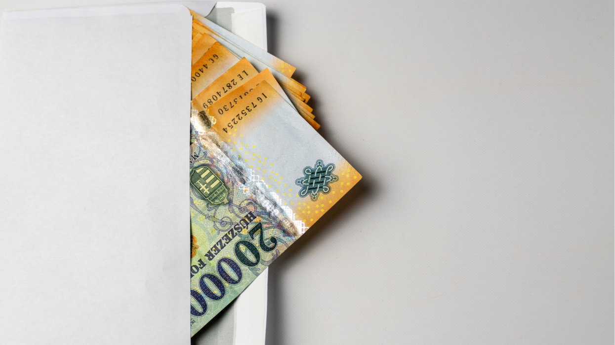 Hirtelen fordult a szél a piacon: csúnya pofont kapott a forint, elszálltak az energiaárak