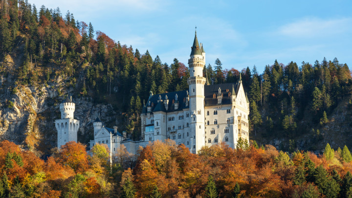 Schwangau, Bajorország/ Németország - 2024. október 28: Neuschwanstein kastély (németül: Schloss Neuschwanstein) egy híres XIX. századi román stílusú kastély a németországi Bajorországban, Schwangau falu fölött egy sziklás dombon. A kastélyt 1869 és 1892 között építették, és II. ludwig bajor király rendelte meg elvonulási céllal. Ma világhírű turistacélpont.