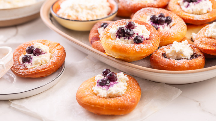 Cseh édes sült sütemények (vdolky), élesztős tésztából, fánkból, tésztából, krémsajttal töltve.