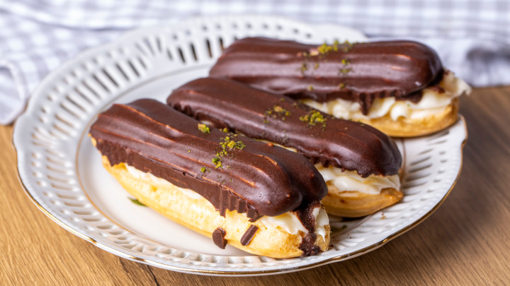 Hagyományos francia eclair csokoládéval. ekler fánk