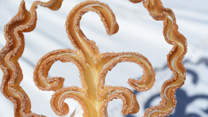 Hagyományos magyar édesség, rózsafánk különleges formájú és cukros díszítéssel .