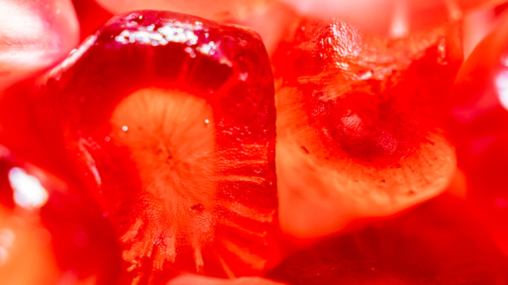 Piros gránátalma magok szuperközeli nézetben