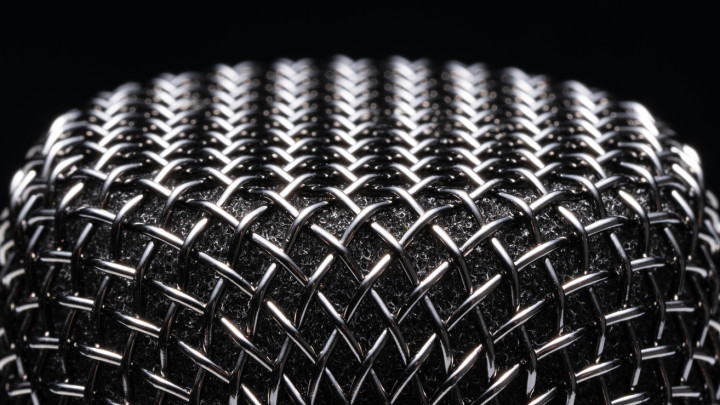 Énekes mikrofon fekete háttérrel Extrém közeli nézet makrofotó.