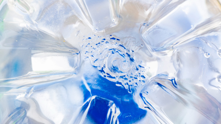 Ez egy üres műanyag vizes palack közeli felvétele.