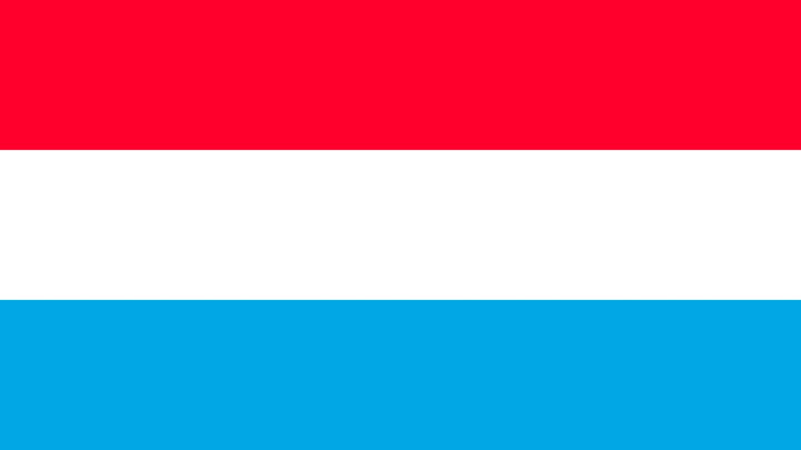 Luxemburg zászlaja három vízszintes csíkkal - vörös, fehér és világoskék - és a fehér csík közepén a címerrel.