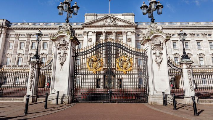 London, Egyesült Királyság – 2018. április 26.: A Buckingham-palota homlokzata reggel, napkeltekor, amikor senki sem volt a közelben