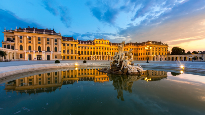 Bécs, Ausztria – 2015. július 23.: A bécsi Schönbrunn-palota alkonyatkor, 2015. július 23-án. A Schönbrunn-palota egy egykori császári nyári rezidencia, amely Bécsben, Ausztriában található.