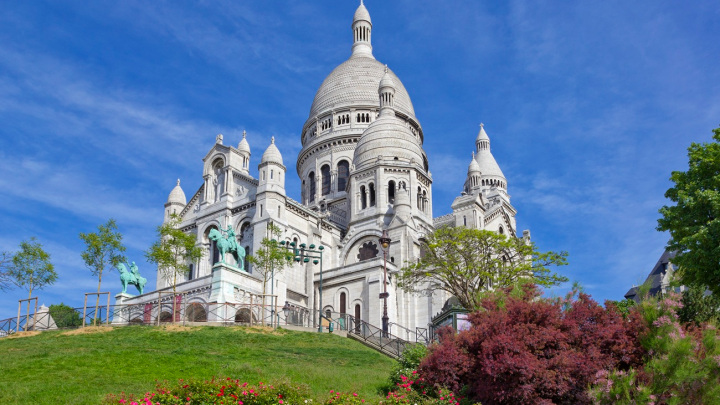 A Párizsi Szent Szív-bazilika, közismert nevén a Sacré-Cœur-bazilika a párizsi Montmartre-on, Franciaországban