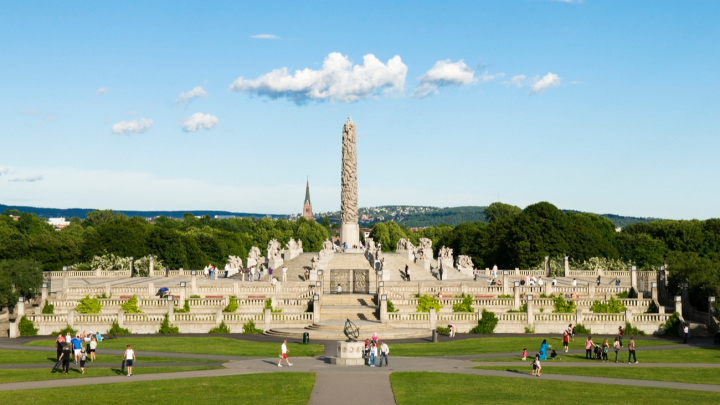 Gustav Vigeland monolit- és emberi alakú szobrai a norvégiai Oslo Frogner Parkjában